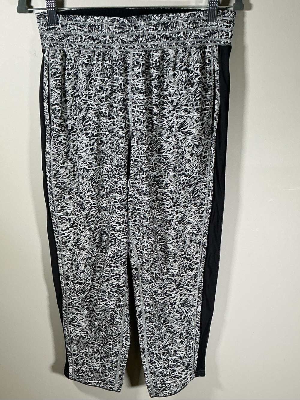 Lululemon Black White Abstract Cropped Leggings Pants estimated sized medium